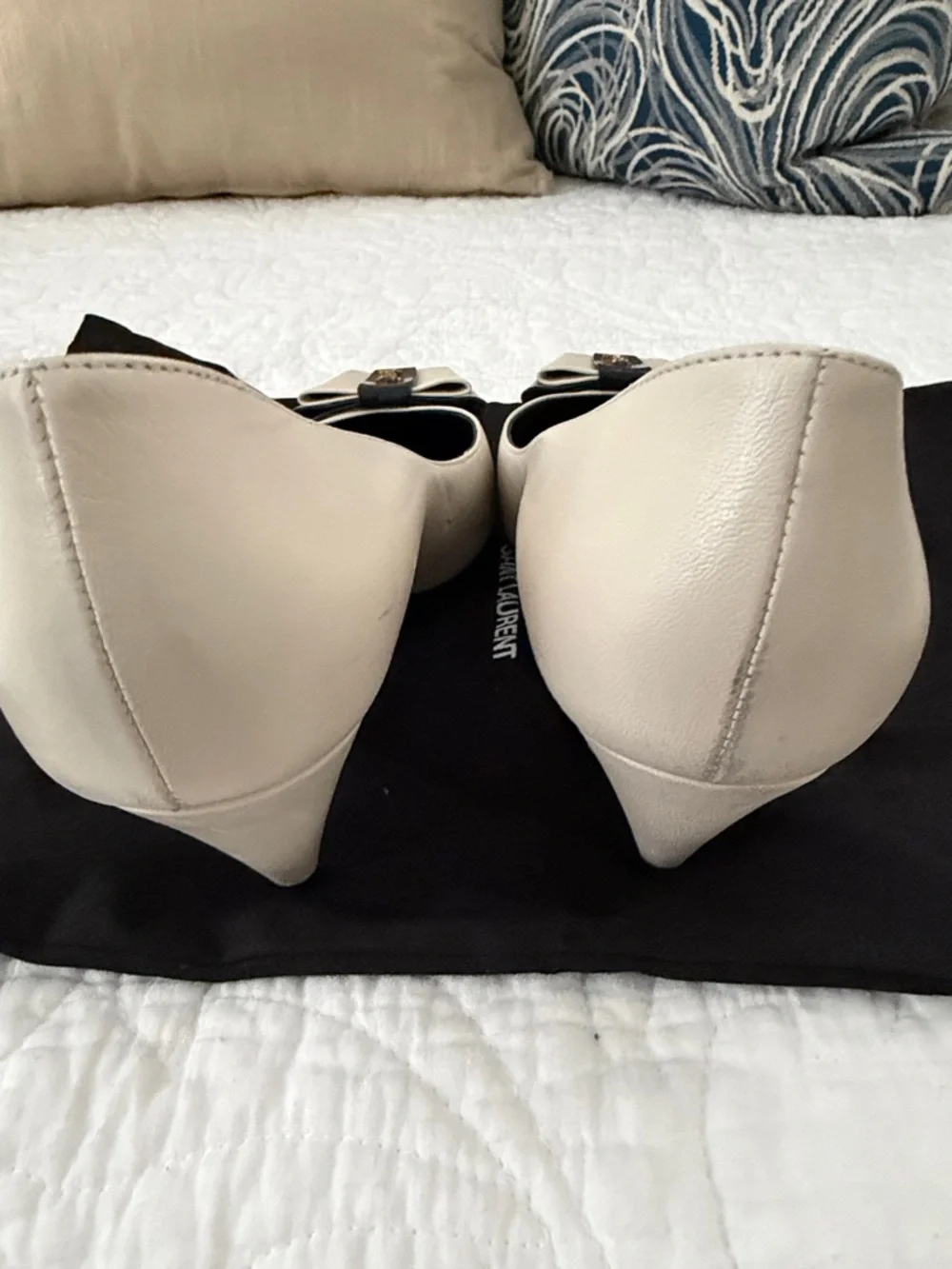Saint Laurent Cream and Navy Pointed Leather Pumps - Picture 7 of 9